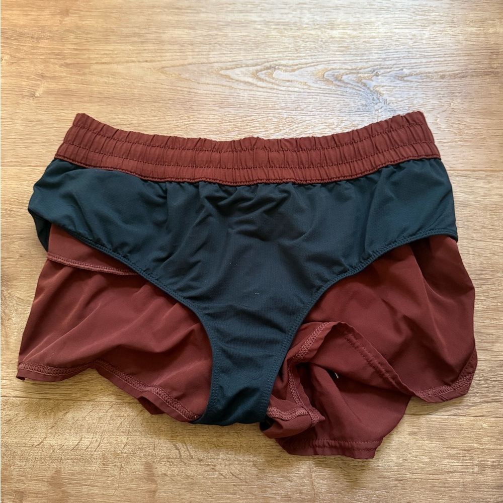 Vuori Clementine Short in Pinot/ Burgundy Size S Athletic Running Short - Picture 4 of 4